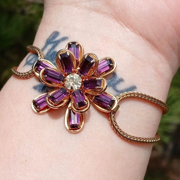 Vintage Gold Tone Bracelet With Purple Glass Flower Unsigned 7.5" - Picture 2 of 11